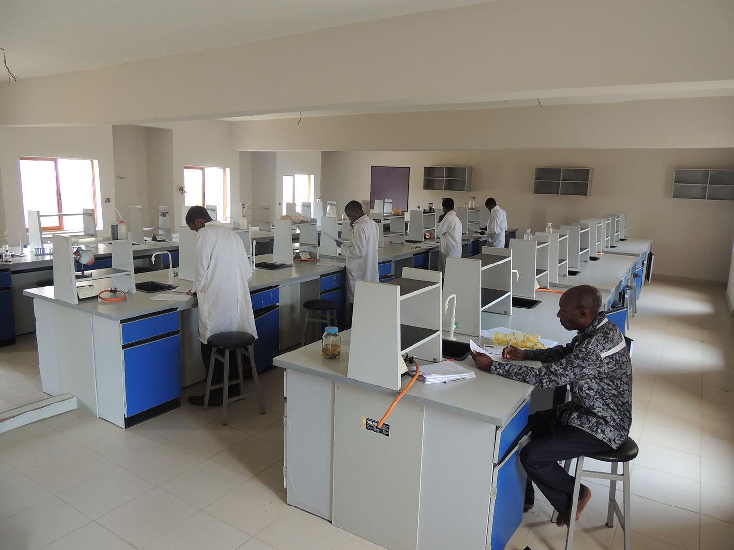 Roemichs International School students participating in ICT-based learning