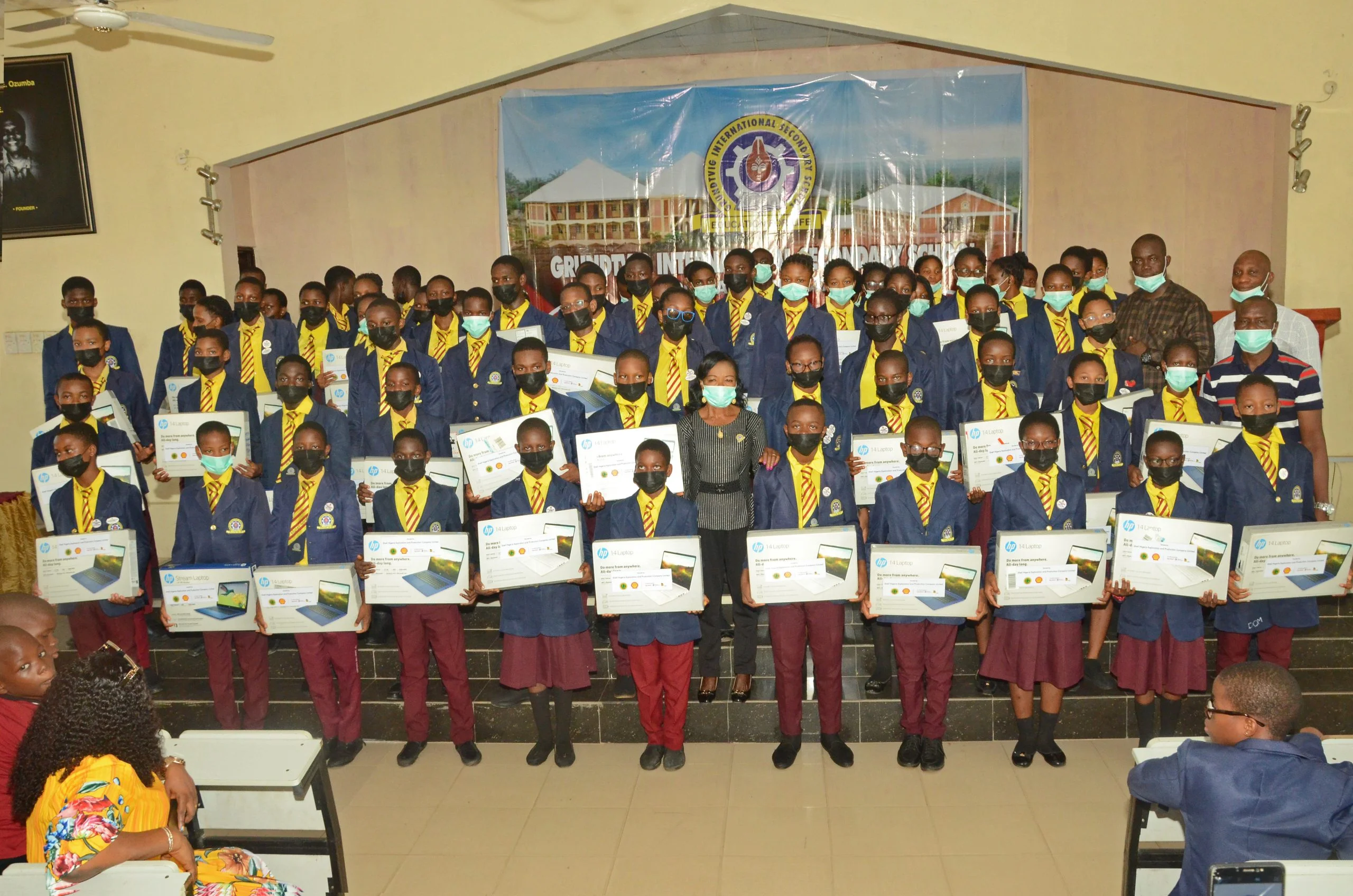 Grundtvig International School Oba students during science practical session