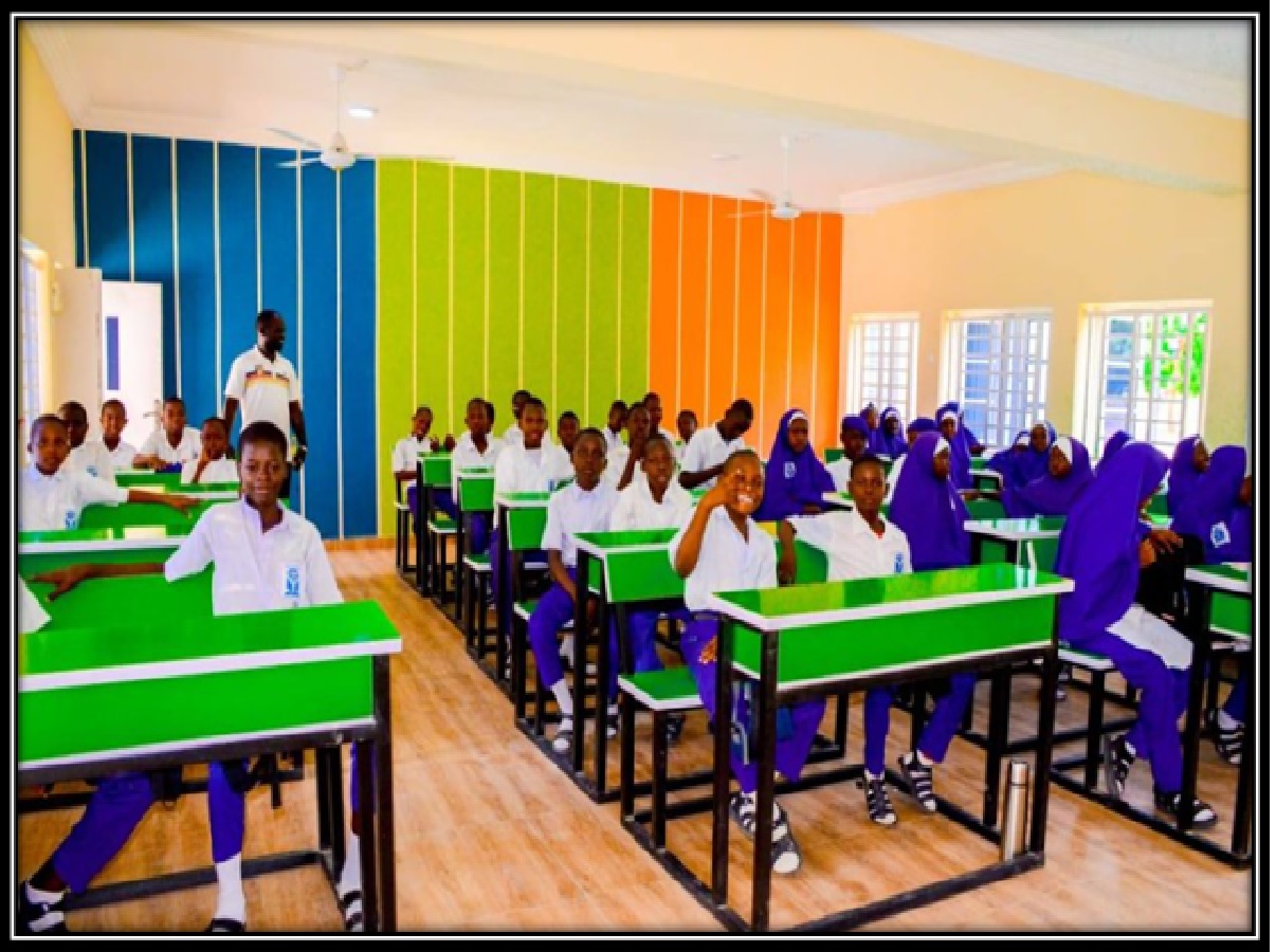 Students in Unimaid Staff School during practical science session.
